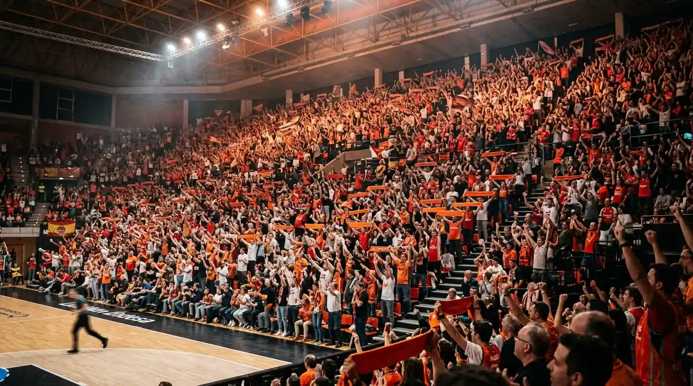 Pabellón de baloncesto ACB lleno de aficionados animando al equipo local durante un partido de Liga Endesa